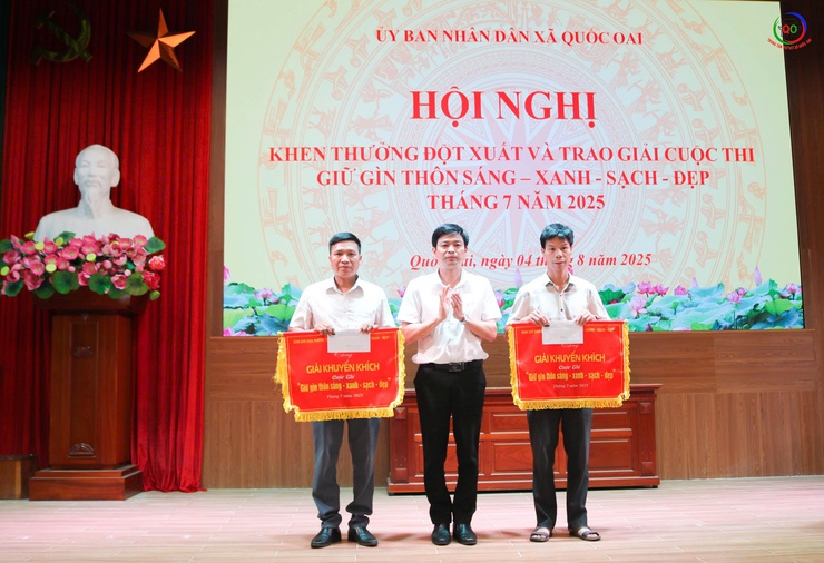 Quốc Oai khen thưởng đột xuất học sinh đạt thành tích đạt huy chương Bạc Olympic toán học Quốc tế và công dân tham gia trấn áp tội phạm; trao giải cuộc thi “Giữ gìn thôn sáng, xanh, sạch đẹp, an toàn”.- Ảnh 8.