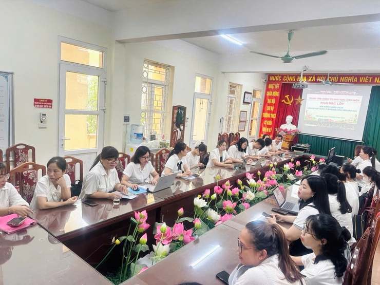 Tập thể CBGVNV các trường Mầm non, Tiểu học và THCS phường Long Biên tham gia học tập lớp Bồi dưỡng chính trị hè năm 2025- Ảnh 4.