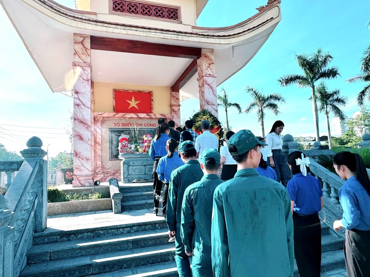 Dâng hương tại các tiền bối cách mạng, Anh hùng liệt sĩ trước thềm Đại hội Đảng bộ xã Nam Phù lần thứ I, nhiệm kỳ 2025-2030- Ảnh 18.
