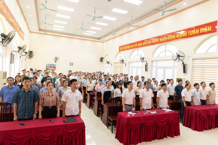 Đảng ủy xã Ứng Thiên tổ chức Lễ chào cờ và sinh hoạt chính trị dưới cờ tháng 8/2025- Ảnh 1.