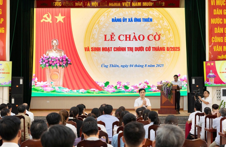 Đảng ủy xã Ứng Thiên tổ chức Lễ chào cờ và sinh hoạt chính trị dưới cờ tháng 8/2025- Ảnh 2.