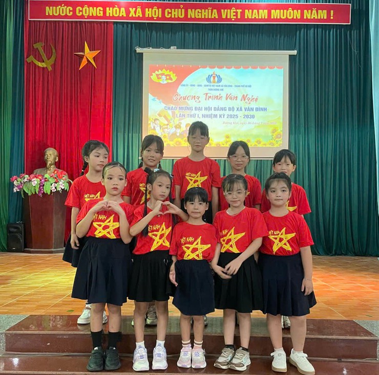 Vân Đình, sôi nổi các chương trình văn nghệ chào mừng Đại hội Đảng bộ xã lần thứ I, nhiệm kỳ 2025 - 2030- Ảnh 4.