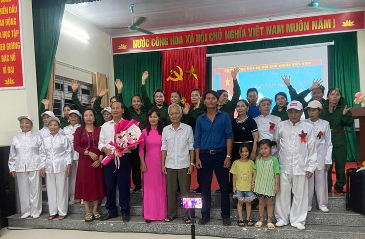 Vân Đình, sôi nổi các chương trình văn nghệ chào mừng Đại hội Đảng bộ xã lần thứ I, nhiệm kỳ 2025 - 2030- Ảnh 13.