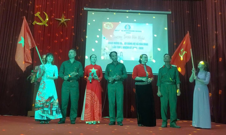 Vân Đình, sôi nổi các chương trình văn nghệ chào mừng Đại hội Đảng bộ xã lần thứ I, nhiệm kỳ 2025 - 2030- Ảnh 14.