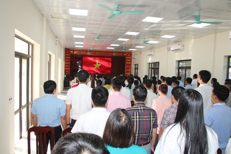 LỄ CHÀO CỜ VÀ SINH HOẠT CHÍNH TRỊ DƯỚI CỜ THÁNG 8.2025- Ảnh 1.