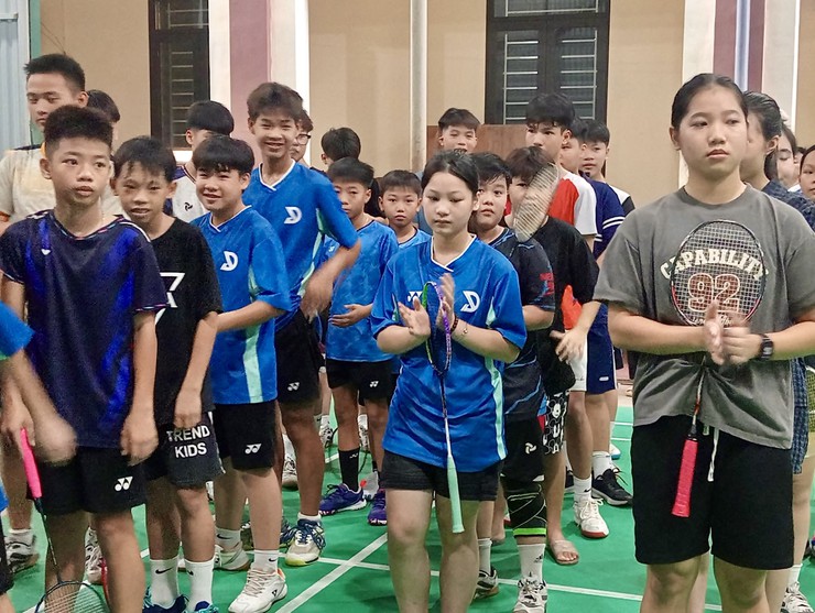 Chi đoàn trường THCS Vân Phúc tổ chức Giải cầu lông thiếu niên mở rộng hè năm 2025- Ảnh 1.