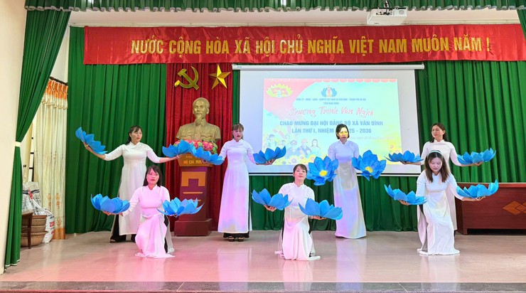 Vân Đình, sôi nổi các chương trình văn nghệ chào mừng Đại hội Đảng bộ xã lần thứ I, nhiệm kỳ 2025 - 2030- Ảnh 3.