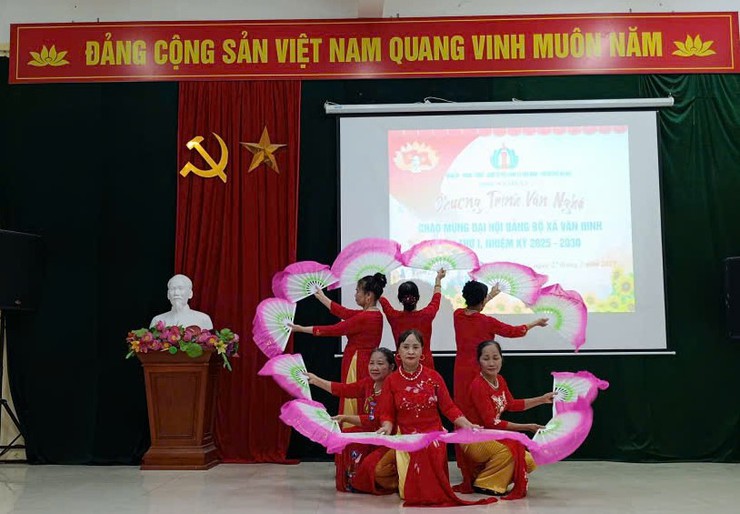 Vân Đình, sôi nổi các chương trình văn nghệ chào mừng Đại hội Đảng bộ xã lần thứ I, nhiệm kỳ 2025 - 2030- Ảnh 18.