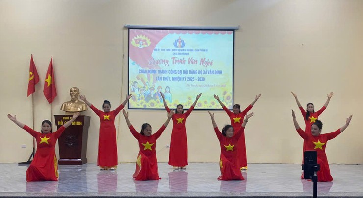 Vân Đình, sôi nổi các chương trình văn nghệ chào mừng Đại hội Đảng bộ xã lần thứ I, nhiệm kỳ 2025 - 2030- Ảnh 2.