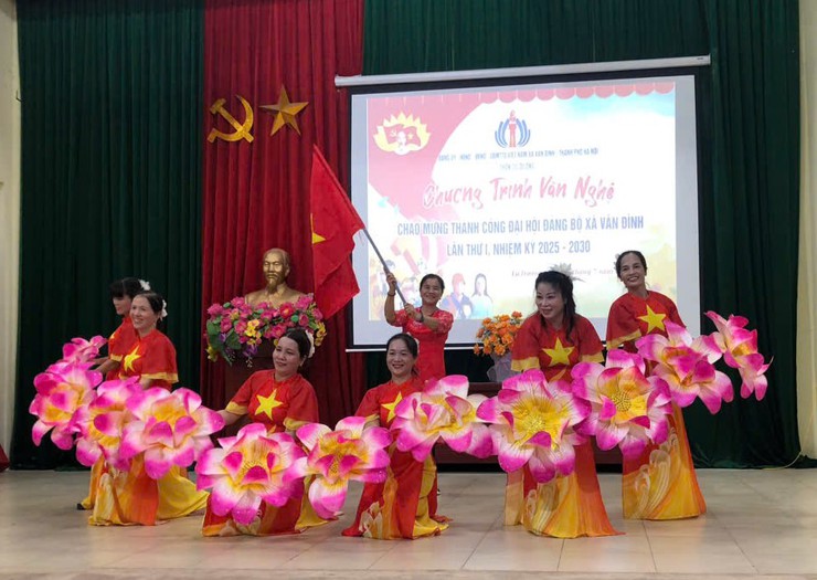 Vân Đình, sôi nổi các chương trình văn nghệ chào mừng Đại hội Đảng bộ xã lần thứ I, nhiệm kỳ 2025 - 2030- Ảnh 11.