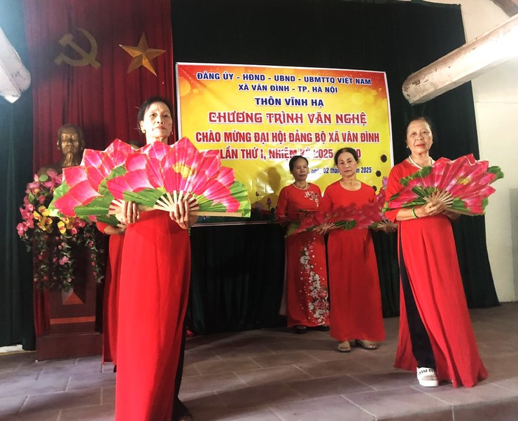 Vân Đình, sôi nổi các chương trình văn nghệ chào mừng Đại hội Đảng bộ xã lần thứ I, nhiệm kỳ 2025 - 2030- Ảnh 6.