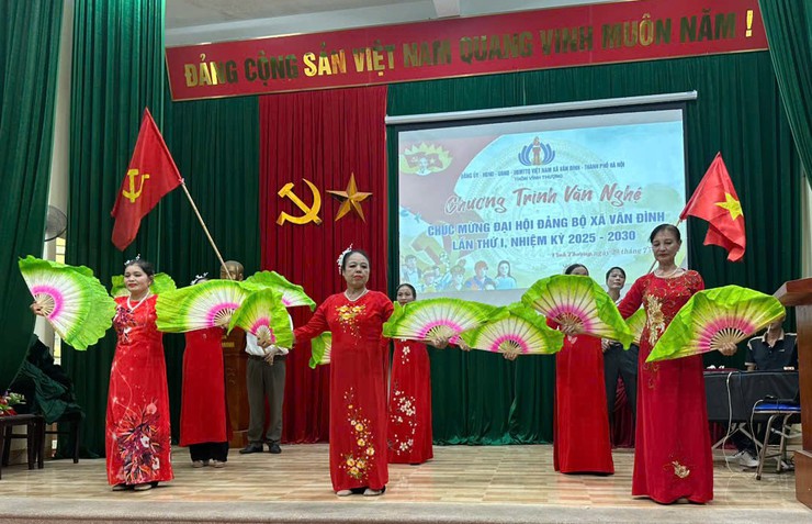 Vân Đình, sôi nổi các chương trình văn nghệ chào mừng Đại hội Đảng bộ xã lần thứ I, nhiệm kỳ 2025 - 2030- Ảnh 9.