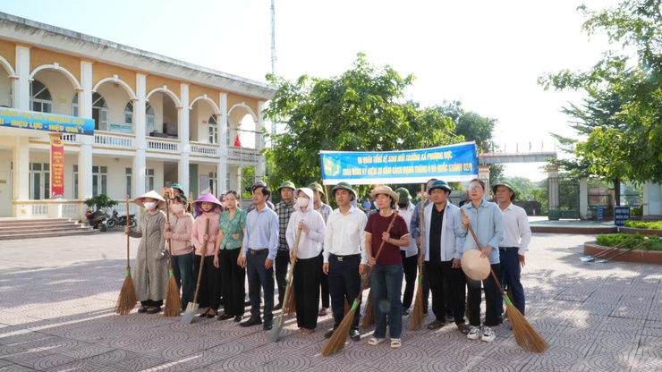 UBND xã Phượng Dực phát động ra quân tổng vệ sinh môi trường chào mừng các ngày lễ lớn- Ảnh 2.