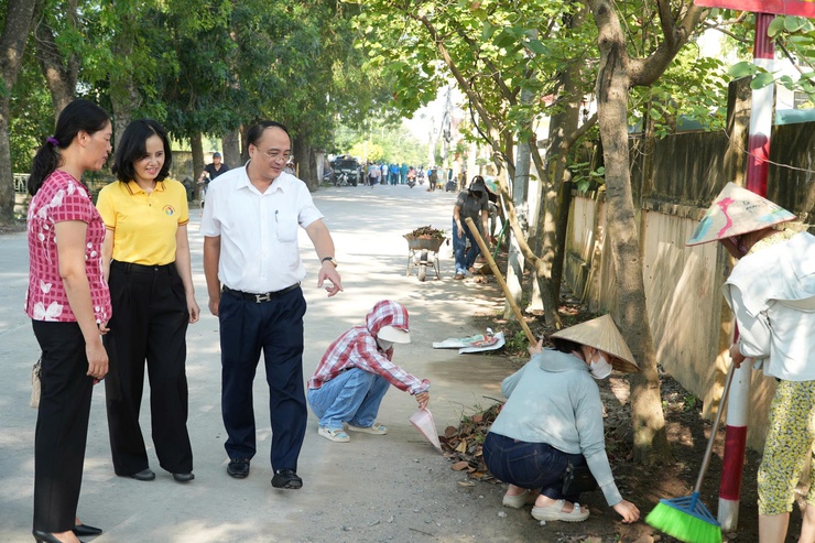 Chuyên Mỹ: Tổ chức lễ phát động phong trào tổng vệ sinh môi trường và thi đua " Sáng- xanh- sạch- đẹp"- Ảnh 2.