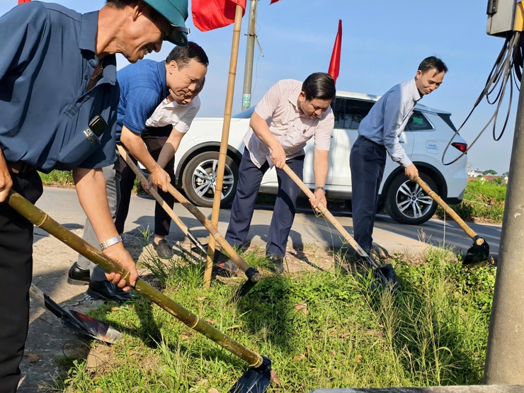 Cán bộ và nhân dân xã Thượng Phúc chung tay bảo vệ môi trường- Ảnh 4.