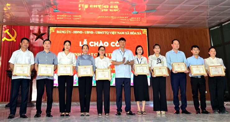 LỄ CHÀO CỜ VÀ SINH HOẠT CHÍNH TRỊ DƯỚI CỜ THÁNG 8.2025- Ảnh 5.