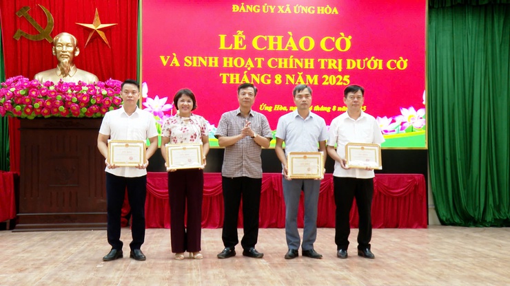 Ứng Hòa tổ chức chào cờ và sinh hoạt chính trị dưới cờ  tháng 8/2025.- Ảnh 3.