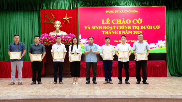 Ứng Hòa tổ chức chào cờ và sinh hoạt chính trị dưới cờ  tháng 8/2025.- Ảnh 4.