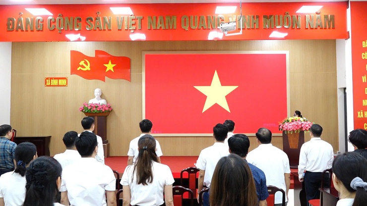 XÃ BÌNH MINH TỔ CHỨC LỄ CHÀO CỜ ĐẦU TUẦN; ĐÁNH GIÁ KẾT QUẢ THÁNG 7, TRIỂN KHAI NHIỆM VỤ TRỌNG TÂM THÁNG 8- Ảnh 1.