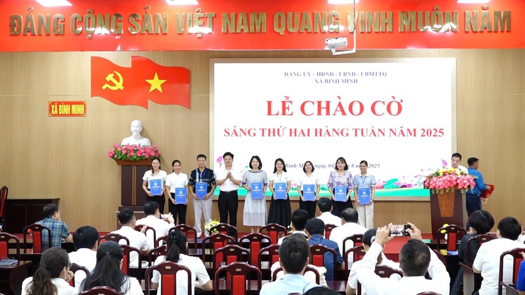 XÃ BÌNH MINH TỔ CHỨC LỄ CHÀO CỜ ĐẦU TUẦN; ĐÁNH GIÁ KẾT QUẢ THÁNG 7, TRIỂN KHAI NHIỆM VỤ TRỌNG TÂM THÁNG 8- Ảnh 6.