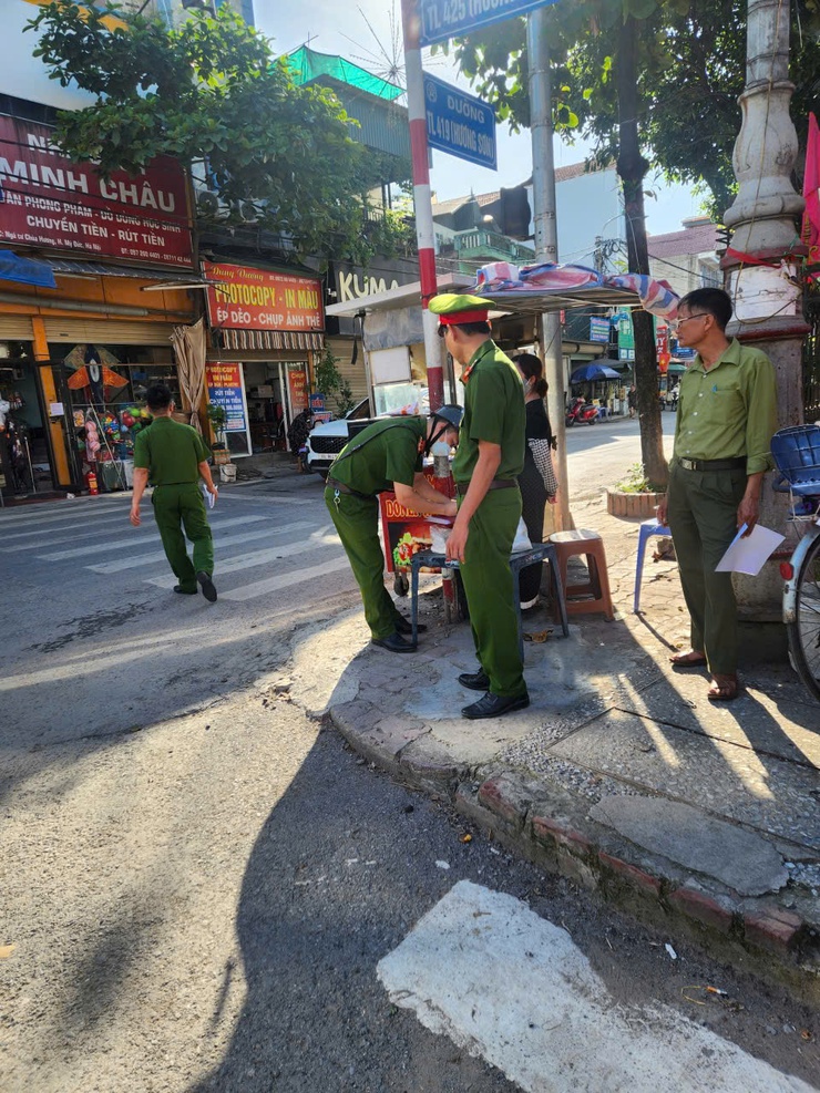 Công an xã Hương Sơn: Lập lại trật tự ATGT, đảm bảo đường thông, hè thoáng- Ảnh 1.