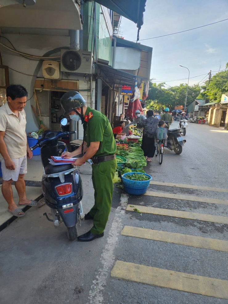 Công an xã Hương Sơn: Lập lại trật tự ATGT, đảm bảo đường thông, hè thoáng- Ảnh 2.