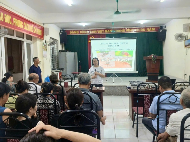 Trạm Y tế phường Tổ chức truyền thông về phòng chống sốt xuất huyết (SXH), tham gia Lễ ra quân Tổng vệ sinh môi trường và phun diệt muỗi bằng máy mù nóng tại ổ dịch TDP số 12, 13 Kiều Mai
- Ảnh 1.