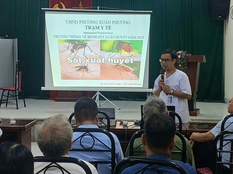 Trạm Y tế phường Tổ chức truyền thông về phòng chống sốt xuất huyết (SXH), tham gia Lễ ra quân Tổng vệ sinh môi trường và phun diệt muỗi bằng máy mù nóng tại ổ dịch TDP số 12, 13 Kiều Mai
- Ảnh 2.