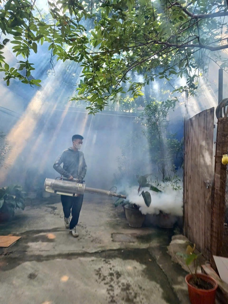Trạm Y tế phường Tổ chức truyền thông về phòng chống sốt xuất huyết (SXH), tham gia Lễ ra quân Tổng vệ sinh môi trường và phun diệt muỗi bằng máy mù nóng tại ổ dịch TDP số 12, 13 Kiều Mai
- Ảnh 5.