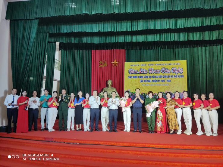 Đêm liên hoan văn nghệ chào mừng thành công Đại hội Đại biểu Đảng bộ xã Phú Xuyên lần thứ nhất, nhiệm kỳ 2025 - 2030- Ảnh 10.