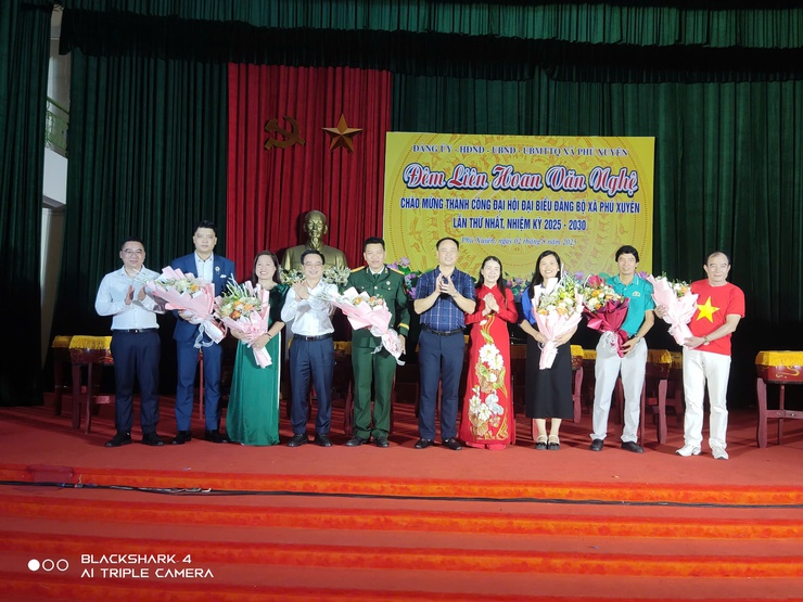 Đêm liên hoan văn nghệ chào mừng thành công Đại hội Đại biểu Đảng bộ xã Phú Xuyên lần thứ nhất, nhiệm kỳ 2025 - 2030- Ảnh 1.