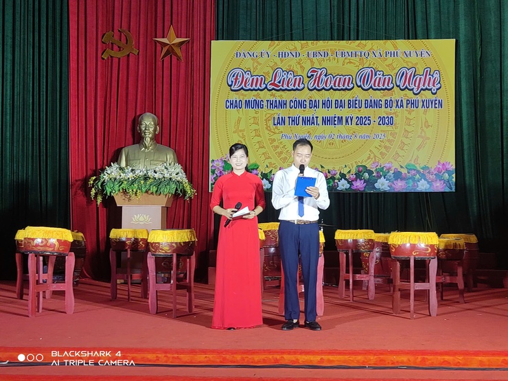 Đêm liên hoan văn nghệ chào mừng thành công Đại hội Đại biểu Đảng bộ xã Phú Xuyên lần thứ nhất, nhiệm kỳ 2025 - 2030- Ảnh 2.