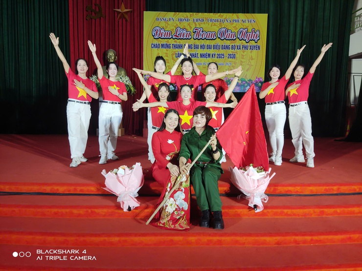 Đêm liên hoan văn nghệ chào mừng thành công Đại hội Đại biểu Đảng bộ xã Phú Xuyên lần thứ nhất, nhiệm kỳ 2025 - 2030- Ảnh 11.
