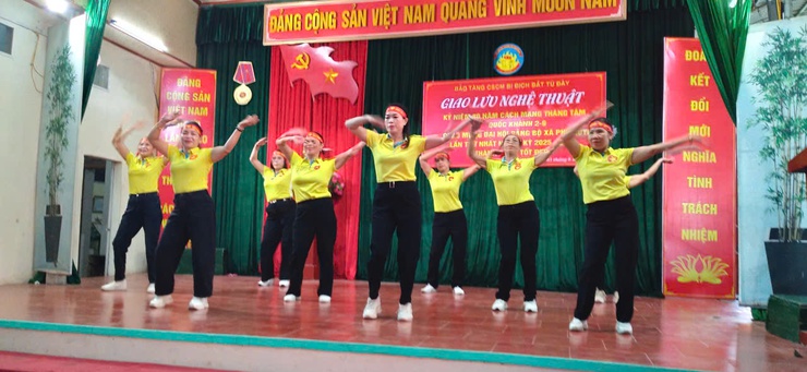 Đêm liên hoan văn nghệ chào mừng thành công Đại hội Đại biểu Đảng bộ xã Phú Xuyên lần thứ nhất, nhiệm kỳ 2025 - 2030- Ảnh 13.