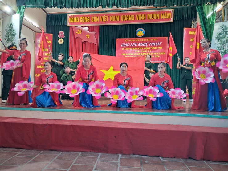Đêm liên hoan văn nghệ chào mừng thành công Đại hội Đại biểu Đảng bộ xã Phú Xuyên lần thứ nhất, nhiệm kỳ 2025 - 2030- Ảnh 12.