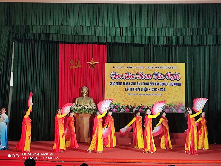 Đêm liên hoan văn nghệ chào mừng thành công Đại hội Đại biểu Đảng bộ xã Phú Xuyên lần thứ nhất, nhiệm kỳ 2025 - 2030- Ảnh 6.