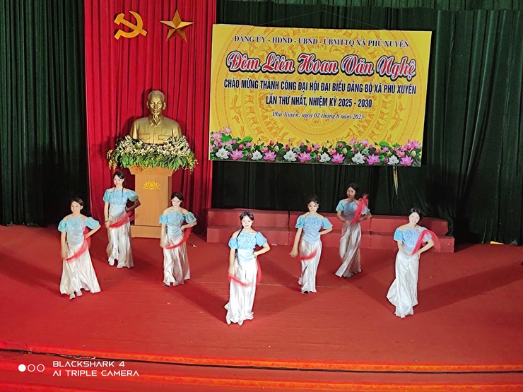 Đêm liên hoan văn nghệ chào mừng thành công Đại hội Đại biểu Đảng bộ xã Phú Xuyên lần thứ nhất, nhiệm kỳ 2025 - 2030- Ảnh 8.