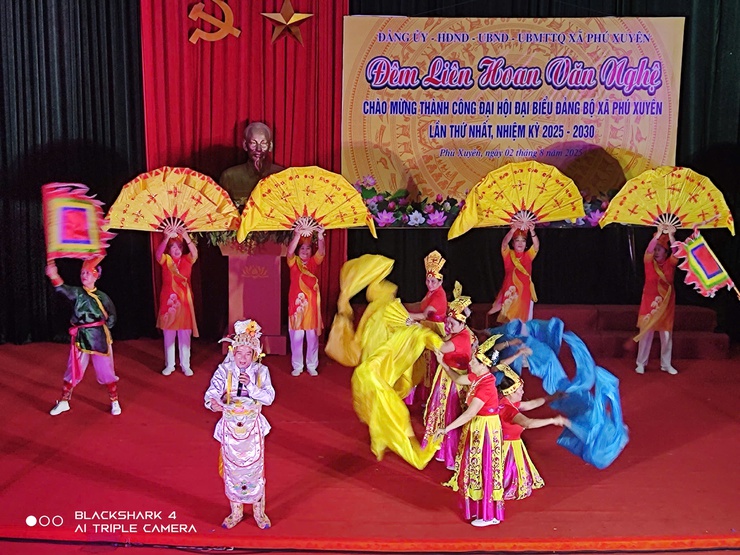 Đêm liên hoan văn nghệ chào mừng thành công Đại hội Đại biểu Đảng bộ xã Phú Xuyên lần thứ nhất, nhiệm kỳ 2025 - 2030- Ảnh 9.