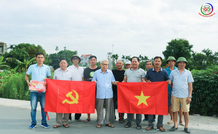 Thôn Ngô Sài rực rỡ cờ đỏ chào mừng Đại hội Đảng bộ xã Quốc Oai lần thứ I, nhiệm kỳ 2025–2030- Ảnh 1.