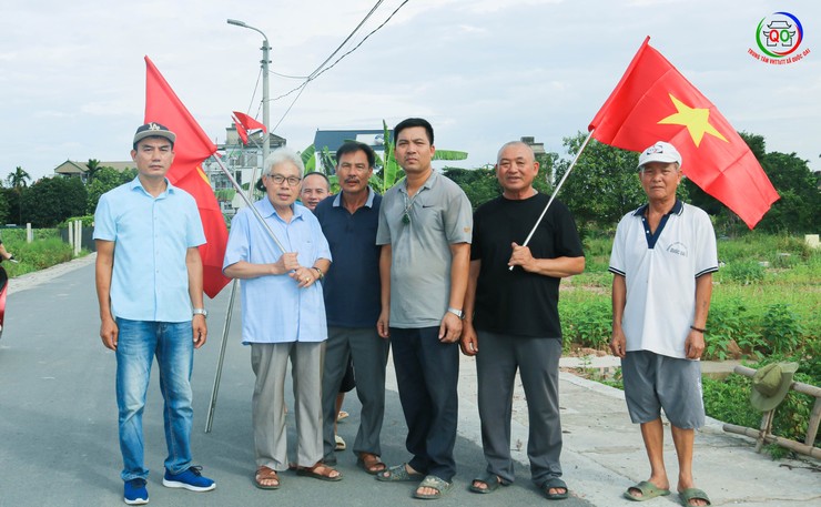 Thôn Ngô Sài rực rỡ cờ đỏ chào mừng Đại hội Đảng bộ xã Quốc Oai lần thứ I, nhiệm kỳ 2025–2030- Ảnh 2.