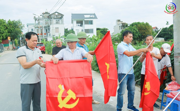Thôn Ngô Sài rực rỡ cờ đỏ chào mừng Đại hội Đảng bộ xã Quốc Oai lần thứ I, nhiệm kỳ 2025–2030- Ảnh 3.