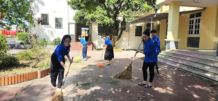 ĐOÀN THANH NIÊN XÃ DÂN HÒA RA QUÂN HƯỞNG ỨNG PHONG TRÀO “SÁNG – XANH – SẠCH – ĐẸP”: LAN TỎA Ý THỨC VÌ MỘT MÔI TRƯỜNG XANH- Ảnh 2.