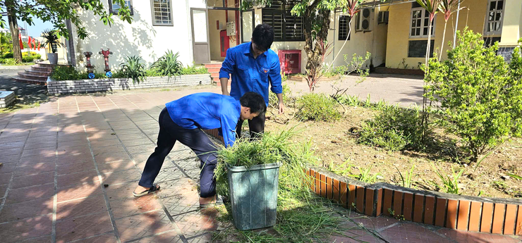 ĐOÀN THANH NIÊN XÃ DÂN HÒA RA QUÂN HƯỞNG ỨNG PHONG TRÀO “SÁNG – XANH – SẠCH – ĐẸP”: LAN TỎA Ý THỨC VÌ MỘT MÔI TRƯỜNG XANH- Ảnh 4.