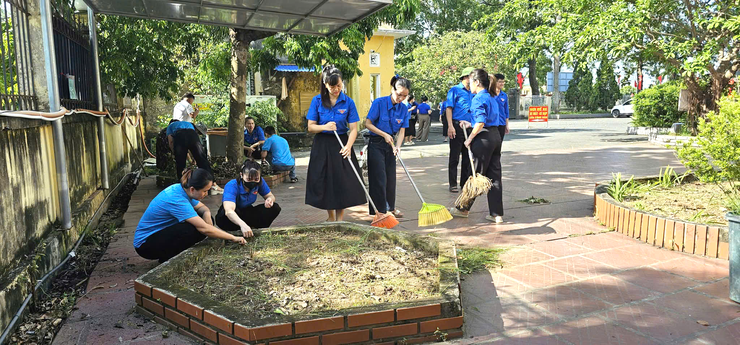 ĐOÀN THANH NIÊN XÃ DÂN HÒA RA QUÂN HƯỞNG ỨNG PHONG TRÀO “SÁNG – XANH – SẠCH – ĐẸP”: LAN TỎA Ý THỨC VÌ MỘT MÔI TRƯỜNG XANH- Ảnh 6.