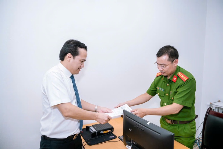 ĐẢNG ỦY PHƯỜNG ĐÔNG NGẠC KIỂM TRA VIỆC TỔ CHỨC CẤP ĐỔI THẺ ĐẢNG VIÊN
- Ảnh 4.
