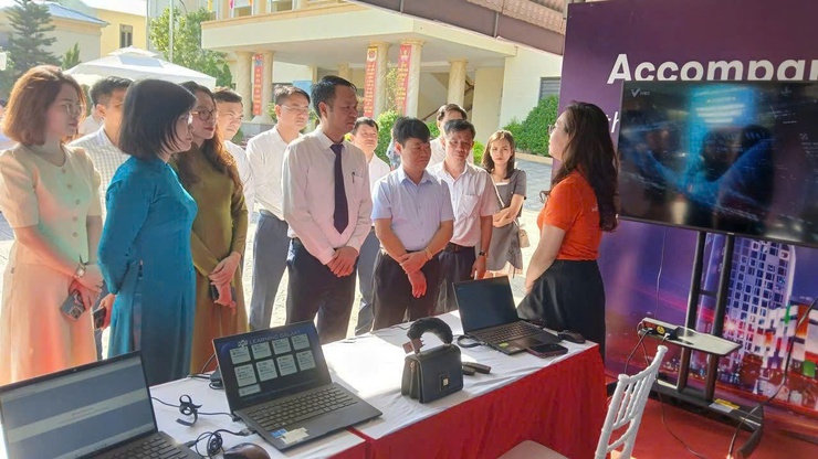 Chuyển đổi số từ cơ sở: Hòa Lạc đặt mục tiêu phổ cập kỹ năng số đến từng người dân- Ảnh 4.
