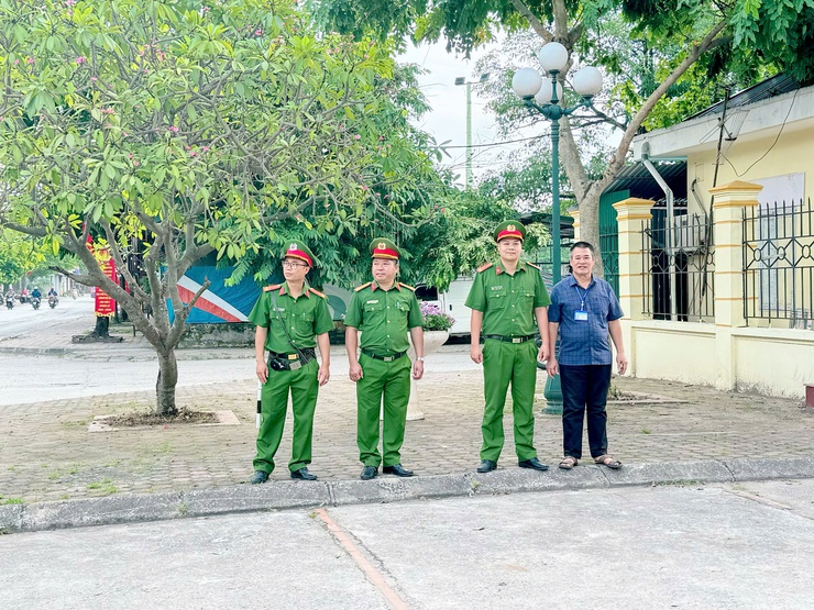 Công an xã Nam Phù bảo đảm an ninh, an toàn Đại hội đại biểu Đảng bộ xã lần thứ I, nhiệm kỳ 2025 - 2030- Ảnh 8.