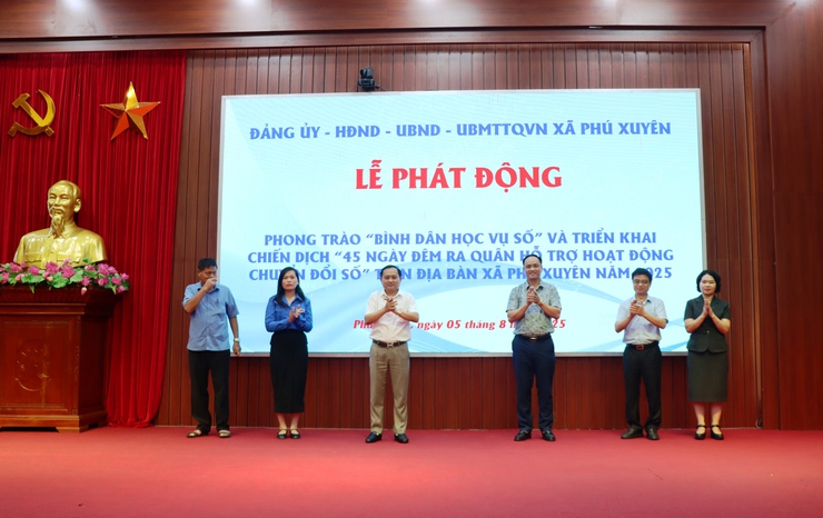      Lễ phát động “Phong trào bình dân học vụ số” và triển khai chiến dịch “45 ngày đêm ra quân hỗ trợ hoạt động chuyển đổi số” trên địa bàn xã Phú Xuyên- Ảnh 4.