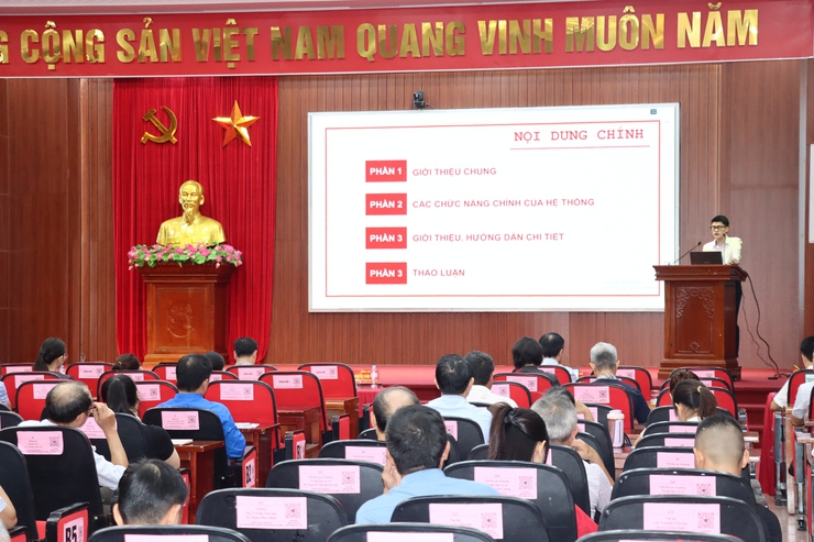      Lễ phát động “Phong trào bình dân học vụ số” và triển khai chiến dịch “45 ngày đêm ra quân hỗ trợ hoạt động chuyển đổi số” trên địa bàn xã Phú Xuyên- Ảnh 7.