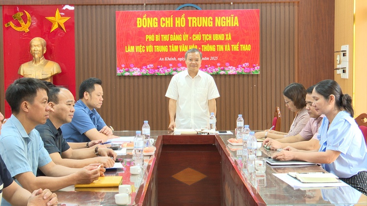 Đồng chí Phó Bí thư Đảng ủy, Chủ tịch UBND xã An Khánh Hồ Trung Nghĩa làm việc với Trung tâm Văn hóa, Thông tin và Thể thao xã- Ảnh 1.